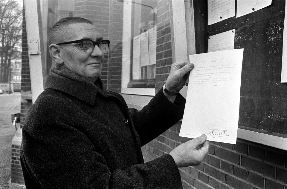 Aankondiging huwelijksaktie opgehangen door de heer De Boer op stadhuis te Baarn, Bestanddeelnr 918-8025