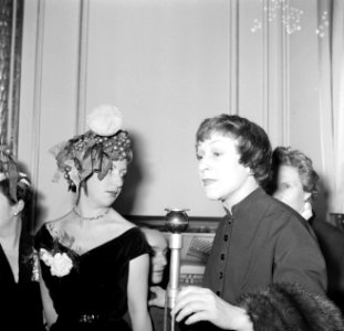 Aankondiging van de bekendmaking van de Koningin van het Huis door de actrice, Bestanddeelnr 254-0164