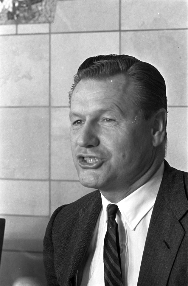 Aankomst Rockefeller op Schiphol tijdens doorreis naar Noorwegen, Rockefeller ti, Bestanddeelnr 910-6197