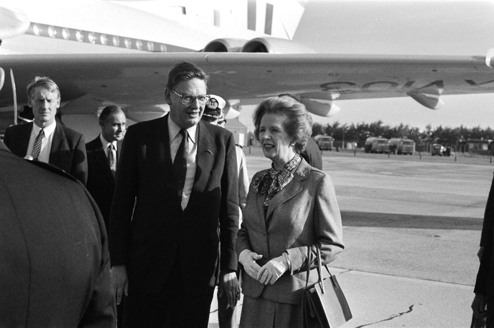 Aankomt van premier Thatcher (r) op vliegveld Valkenburg met minister Van Aarden, Bestanddeelnr 932-7041