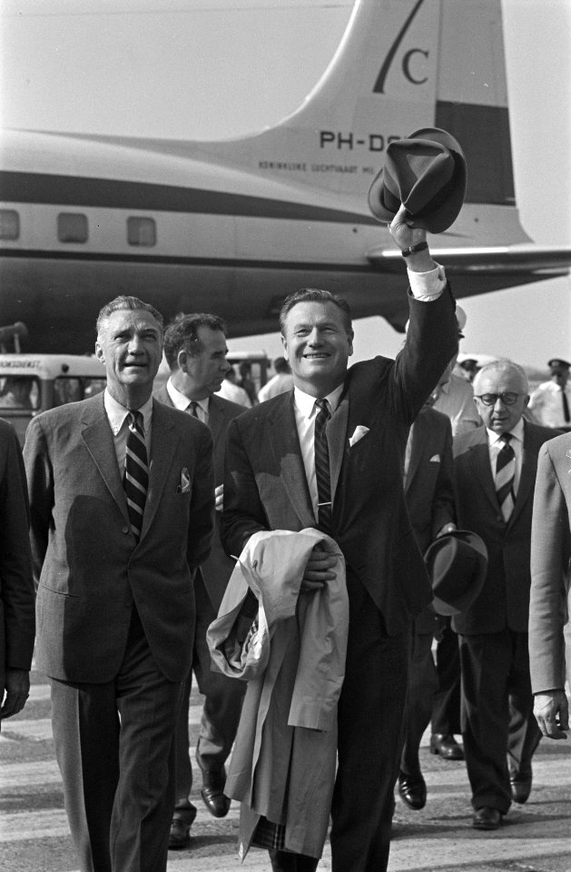 Aankomst Rockefeller op Schiphol tijdens doorreis naar Noorwegen, op het platfor, Bestanddeelnr 910-6198