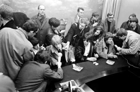 Aankomst Rolling Stones op Schiphol, Rolling Stones in perskamer, Bestanddeelnr 918-9634