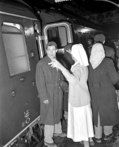 Aankomst Rode Kruistrein met Hongaren te Utrecht, Bestanddeelnr 908-1426