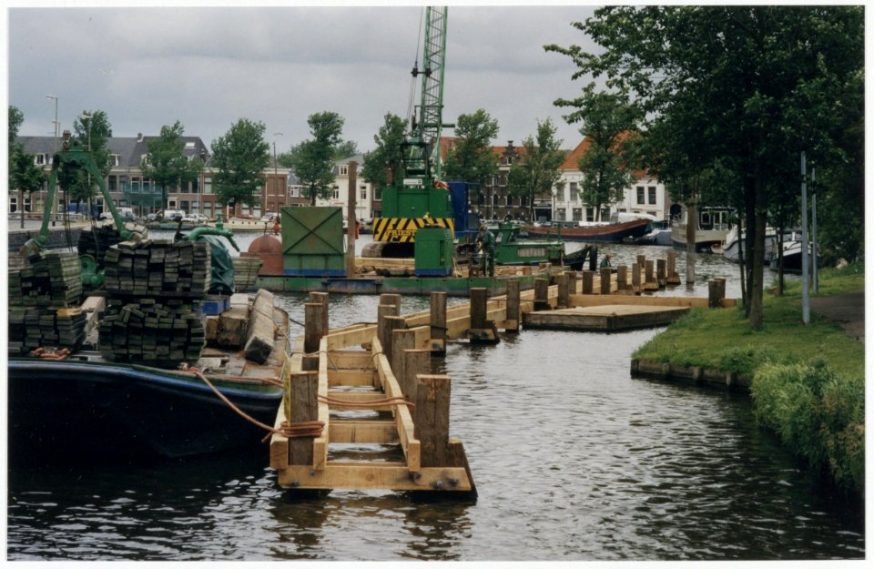Aanleg van de steiger voor passerende plezierjachten bij de Vissersbocht, ziende naar het oosten. NL-HlmNHA 54036367