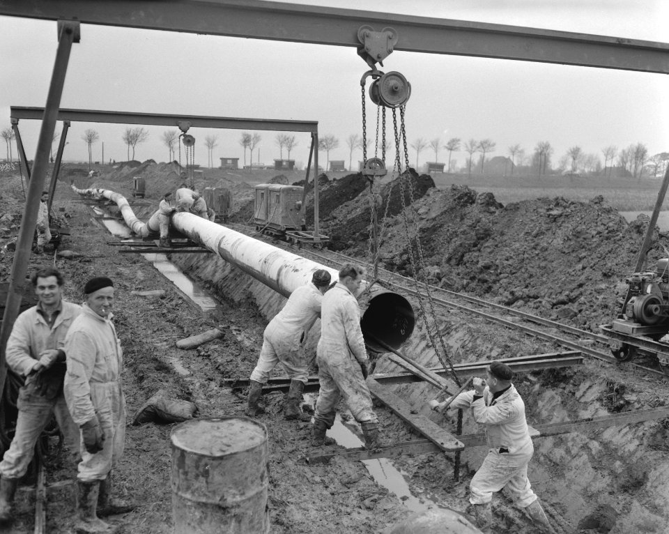 Aanleg Rotterdam Rijn oliepijpleiding ten zuiden van Rhoon, nog in de takels han, Bestanddeelnr 909-9637