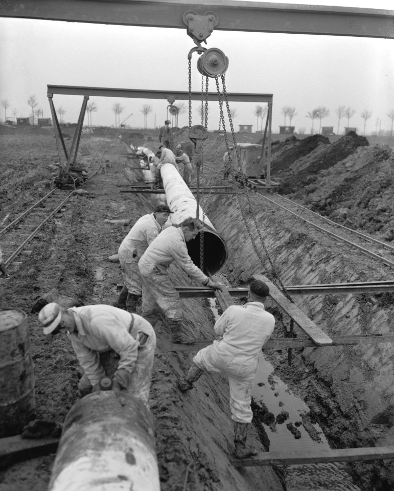 Aanleg Rotterdam Rijn oliepijpleiding ten zuiden van Rhoon, nog in de takels han, Bestanddeelnr 909-9638