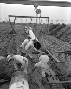 Aanleg Rotterdam Rijn oliepijpleiding ten zuiden van Rhoon, nog in de takels han, Bestanddeelnr 909-9638