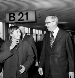 Aankomst schakers Smyslov en Karpov op Schiphol Karpov in gesprek met Max Euwe, Bestanddeelnr 929-3589