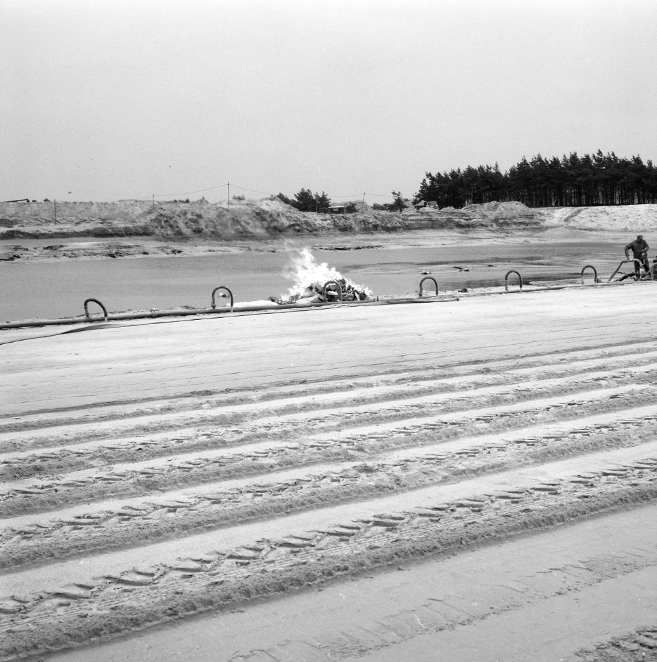 Aanleggen, verbeteren, wegen, dijken, spaarbekken, strandbaden, verbranding, cem, Bestanddeelnr 168-0034