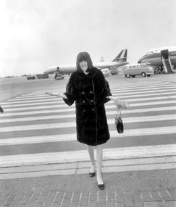 Aankomst Sandie Shaw (zangeres) op Schiphol, Bestanddeelnr 917-7990