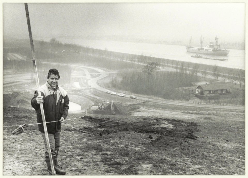 Aanleg van de skipiste in Recreatiegebied Spaarnwoude. Foto de Oostenrijkse skileraar Sigi Moser., NL-HlmNHA 54023644