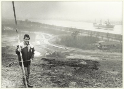 Aanleg van de skipiste in Recreatiegebied Spaarnwoude. Foto de Oostenrijkse skileraar Sigi Moser., NL-HlmNHA 54023644