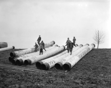 Aanleg Rotterdam Rijn oliepijpleiding ten zuiden van Rhoon, dorpsjeugd uit Rhoon, Bestanddeelnr 909-9632