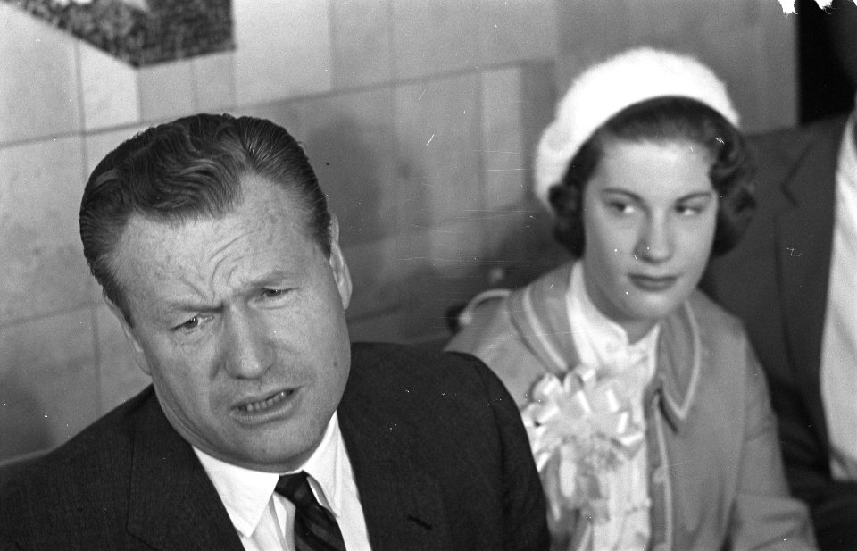 Aankomst Rockefeller op Schiphol tijdens doorreis naar Noorwegen, Rockefeller ti, Bestanddeelnr 910-6195