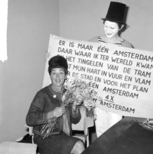 Aankomst Rika Jansen op Schiphol, verwelkomd door mimespeler Herman Schotanus, Bestanddeelnr 917-3525 photo