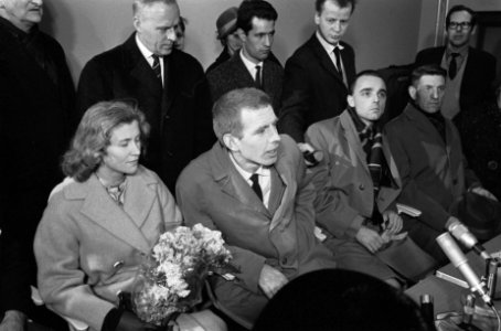 Aankomst Reydon en de Jager uit Rusland op Schiphol Tijdens de persconferentie, Bestanddeelnr 915-8102