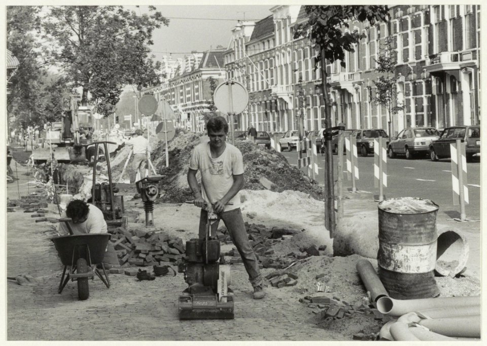 Aanleg riolering in de Wilhelminastraat. NL-HlmNHA 54015234