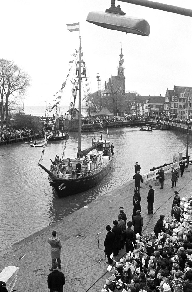 Aankomst St. Nicolaas in Hoorn, de Sint komt haven van Hoorn binnen, Bestanddeelnr 917-1290