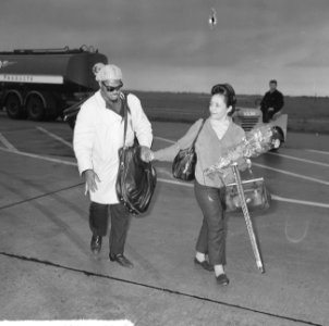Aankomst Roland Kirk op Schiphol, hier met zijn echtgenote, Bestanddeelnr 916-9879