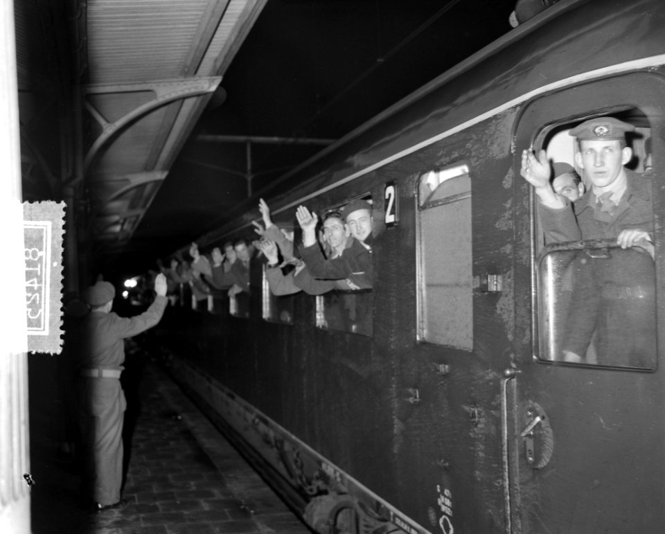 Aankomst Rode Kruistrein met Hongaren te Utrecht, Bestanddeelnr 908-1425