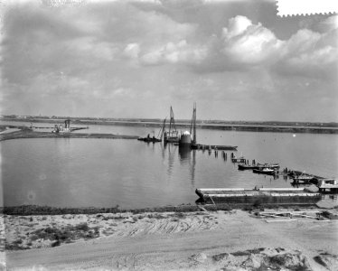 Aanleg van de Europoorthaven aan de monding van het Hollands Diep slaan van damw, Bestanddeelnr 910-6996