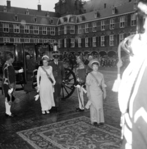 Aankomst Ridderzaal. Prinses Christina daarachter prins Margriet en Pieter van V, Bestanddeelnr 920-7186