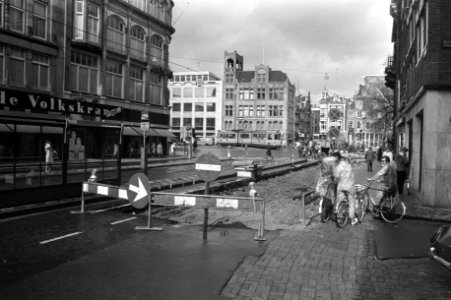 Aanleg van de vrije trambaan op de hoek Koningsplein en Singel in Amsterdam, Bestanddeelnr 925-5892