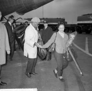 Aankomst Roland Kirk op Schiphol, hier met zijn echtgenote, Bestanddeelnr 916-9878