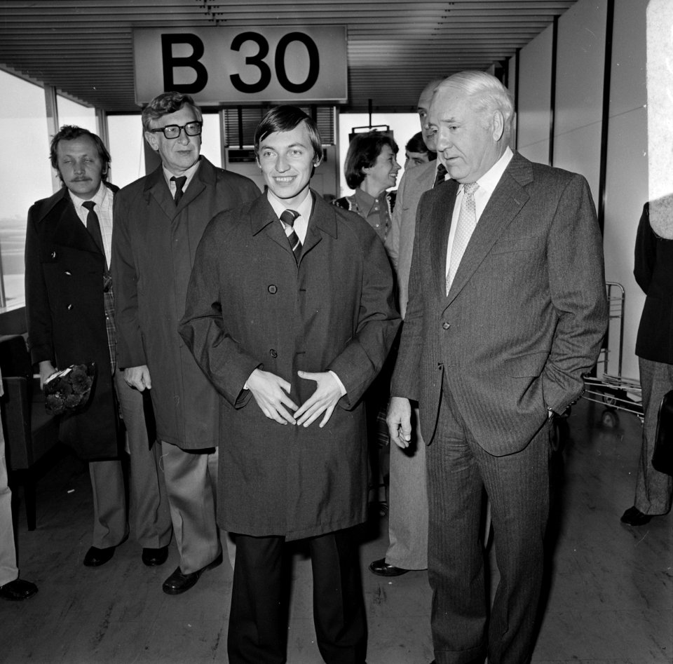 Aankomst schakers Smyslov en Karpov op Schiphol Smyslov en Karpov (r), Bestanddeelnr 929-3588
