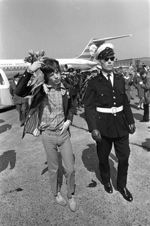 Aankomst Rolling Stones op Schiphol, Mick Jagger met bloemen, Bestanddeelnr 920-2342