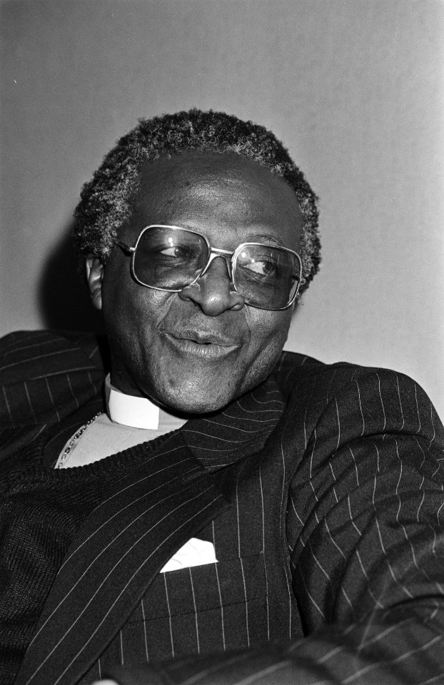 Aankomst SG Zuid-Afrikaanse raad van Kerken, Desmond Tutu op Schiphol, na uitnodiging Nederlandse raad van Kerken, Desmond Tutu, Bestanddeelnr 931-3830