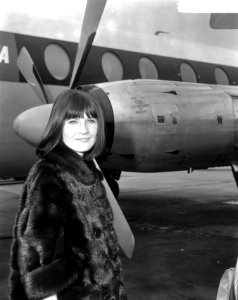 Aankomst Sandie Shaw (zangeres) op Schiphol, Bestanddeelnr 917-7989
