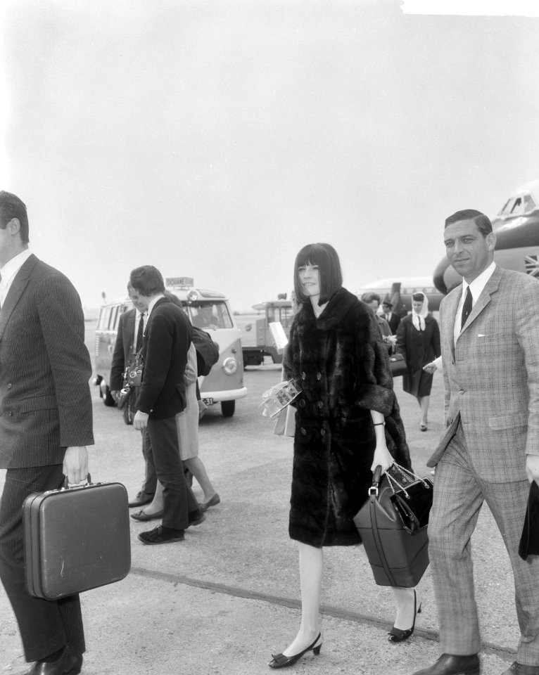 Aankomst Sandie Shaw (zangeres) op Schiphol, Bestanddeelnr 917-7992