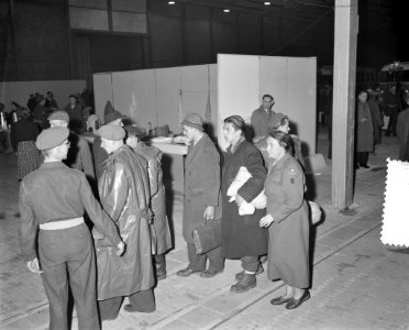 Aankomst Rode Kruistrein met Hongaren te Utrecht Opvang in Jaarbeurs, Bestanddeelnr 908-1429