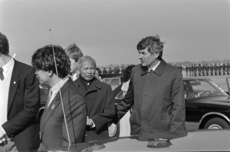 Aankomst Thaise premier Prem Tinsumlanonda op Zestienhoven afgehaald door premie, Bestanddeelnr 933-9165