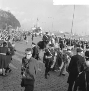 Aankomst St Nicolaas te Rotterdam, St Nicolaas op schimmel begint aan intocht, Bestanddeelnr 911-7811