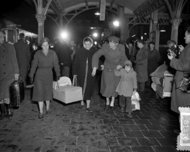 Aankomst Rode Kruistrein met Hongaren te Utrecht Opvang in de Jaarbeurs, Bestanddeelnr 908-1420