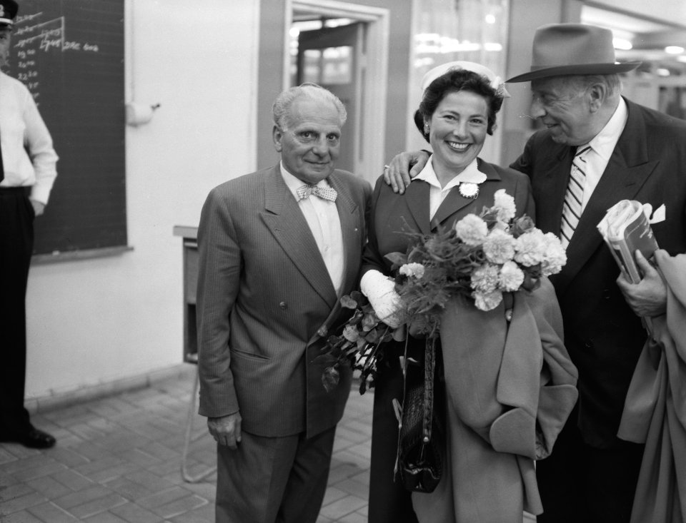 Aankomst Robert Stolz en vrouw op Schiphol, Bestanddeelnr 909-8228