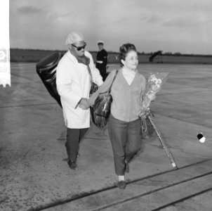 Aankomst Roland Kirk op Schiphol, hier met zijn echtgenote, Bestanddeelnr 916-9877