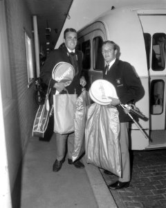 Aankomst tennissers Tom Okker (rechts) en Jan Hajer o Schiphol, Bestanddeelnr 917-4611