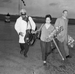 Aankomst Roland Kirk op Schiphol, hier met zijn echtgenote, Bestanddeelnr 916-9880