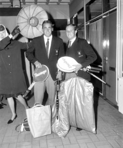Aankomst tennissers Tom Okker (rechts) en Jan Hajer o Schiphol, Bestanddeelnr 917-4610
