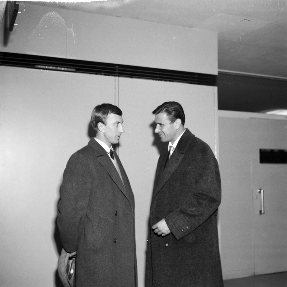 Aankomst Russische voetballers op Schiphol. Lev Yashin (rechts) en Igor Netto in, Bestanddeelnr 912-1799