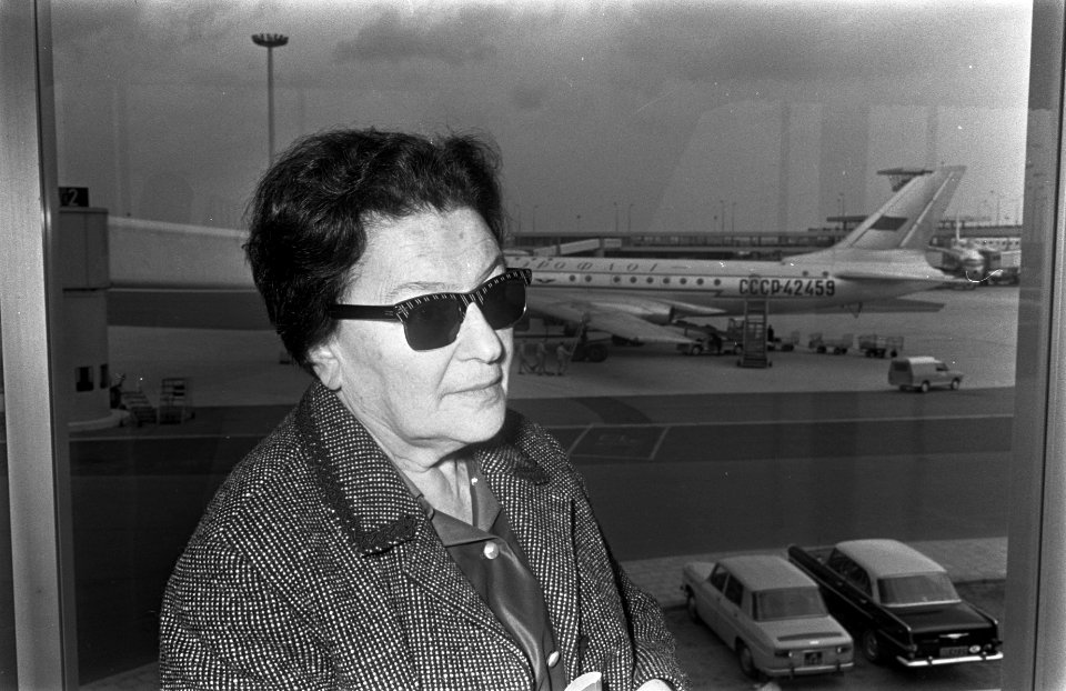 Aankomst Russische pianiste Maria Grimberg op Schiphol, Bestanddeelnr 921-3245