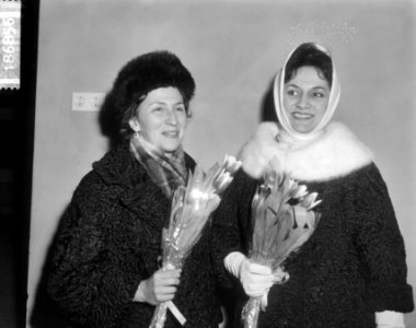 Aankomst Russische musici op Schiphol, links Bella Davidovitch (pianiste) en Zar, Bestanddeelnr 918-6856