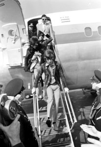 Aankomst Rolling Stones op Schiphol, Rolling Stones op vliegtuigtrap, Bestanddeelnr 920-2343