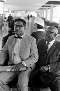 Aankomst Surinaamse minister Calor op Schiphol, afgehaald door Gev. minister Ein, Bestanddeelnr 920-6890