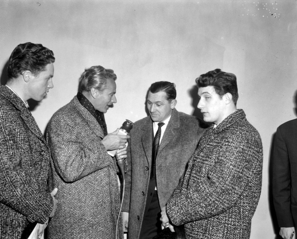 Aankomst schaatsploeg op Schiphol, v.l.n.r. Peter Nottet Anton Hiskes , Rudi Lie, Bestanddeelnr 917-4880