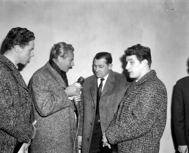 Aankomst schaatsploeg op Schiphol, v.l.n.r. Peter Nottet Anton Hiskes , Rudi Lie, Bestanddeelnr 917-4880
