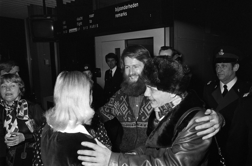 Aankomst Russische dissident Boekovsky op Schiphol begroet een bekende, midden, Bestanddeelnr 928-9793